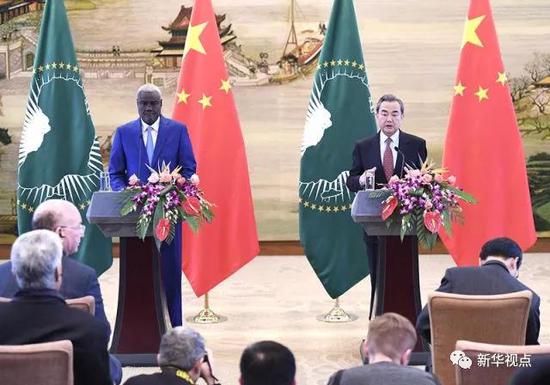 2月8日,外交部长王毅在北京与非盟委员会主席法基共同主持中国—非盟第七次战略对话。图为会后双方共见记者。新华社记者燕雁摄