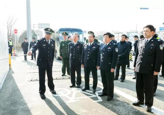 2月25日,公安部党委书记、部长赵克志在北京、河北实地检查环京“护城河”安保工作。