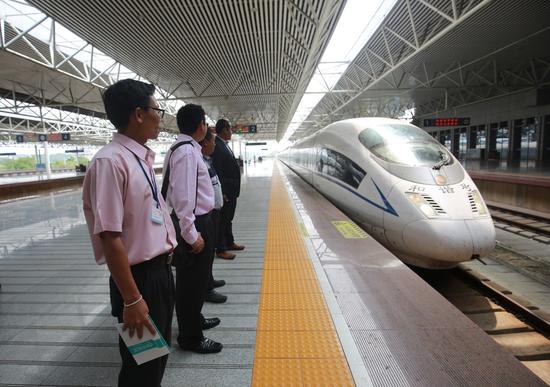 泰国教师来华学习交流高铁技术 新华社发