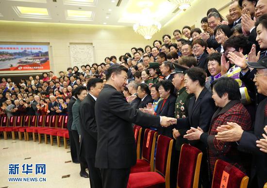 2016年12月12日，习近平在北京会见第一届全国文明家庭代表。（图片来源：新华社）