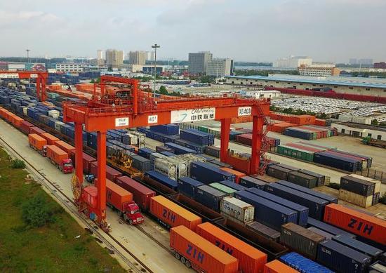 资料图片:2017年8月2日,在郑州铁路集装箱中心站,大型门吊为X8202次中欧班列(郑州)装载货物。新华社记者李安摄