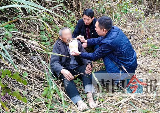 六塘鎮政府工作人員找到老人后,迅速買來食物和水並喂老人吃下。通訊員 王曉峰 吳金金 攝