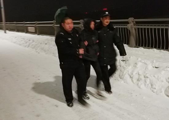 民警将女子带下桥。警方供图