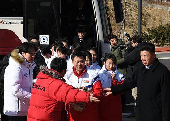 2018年1月25日，朝鲜女子冰球代表团访问训练中心。 视觉中国 图