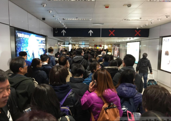 九龙塘站内部分通道挤满乘客(来源:香港电台)
