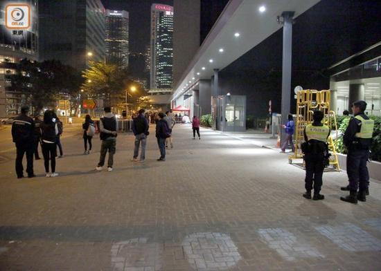 有“港独”组织成员于香港立法会外涉藏仿制枪械被捕，图为警方在立法会外维持秩序。（图源：香港东网）