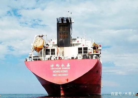 Lighthouse Winmore全长144米，船头印有方向永嘉的字样。