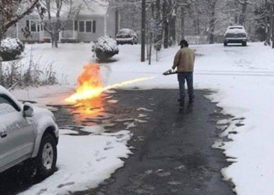 美国一男子讨厌铲雪 巧用火焰喷射器“消灭”积雪