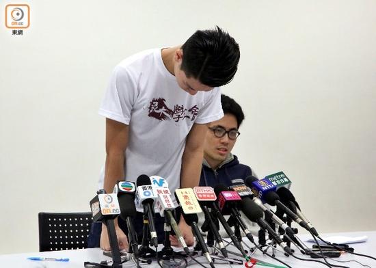 刘子颀为当日自己对教师的恶劣态度鞠躬致歉。(图片来源:香港东网)