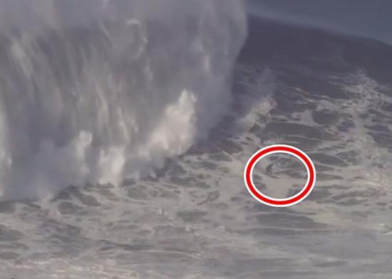 冲浪男子巨浪中顶风飞速滑行 惊险躲过巨浪覆盖