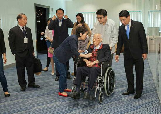 2014年10月,香港浸会大学饶宗颐学术研讨会,饶宗颐先生与本文作者(推轮椅者)合影。作者供图