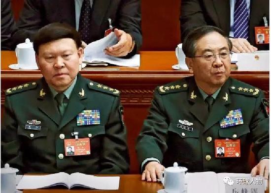 2017年3月,时任中央军委联合参谋部参谋长房峰辉(右)与时任中央军委政治工作部主任张阳参加十二届全国人大五次会议。