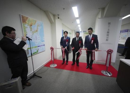 日本领土问题担当相江崎铁磨主持开馆仪式(来源:美联社)