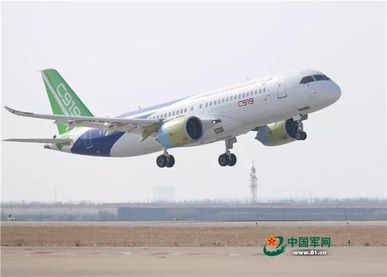 2017年12月17日,第二架C919大型客机在上海浦东国际机场完成首次飞行,意味着C919大型客机将逐步拉开全面试验试飞的新征程。