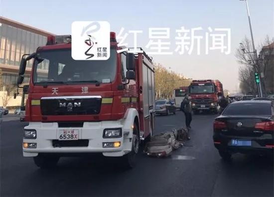 ▲在现场的消防车   图片来源：红星新闻