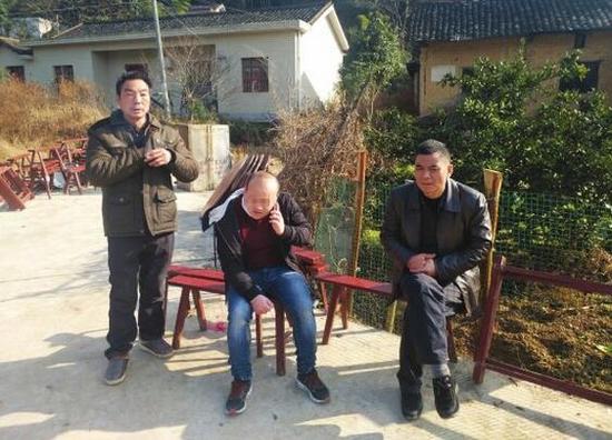 第三拨催收人员坐在凳子上,正向公司打电话求助。