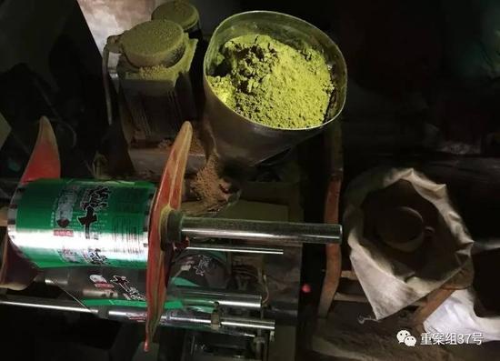 ▲1月11日，天津独流镇一村民家中，生产假十三香的罐装机。 新京报记者 大路 摄