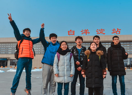 一群大学生在白洋淀车站前合影(新华社图)