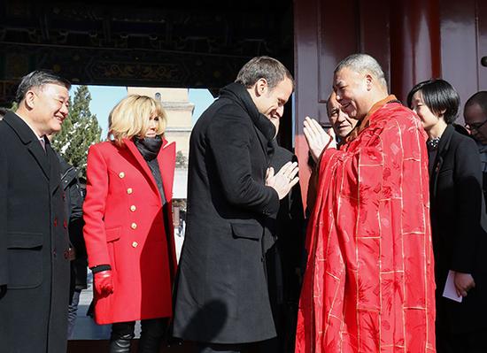 法国总统马克龙和夫人布丽吉特参观大慈恩寺和大雁塔。