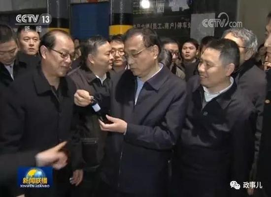 另据视频显示,当时李克强询问摊主,“你做不做网店?”