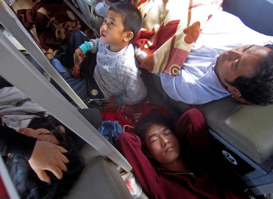 2011年10月，一辆从深圳出发长途卧铺客车，连过道也睡满了人。