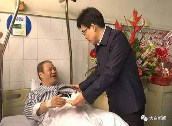▲邱奕辉带队到医院看望吴建春,转达陈良贤的亲切慰问。