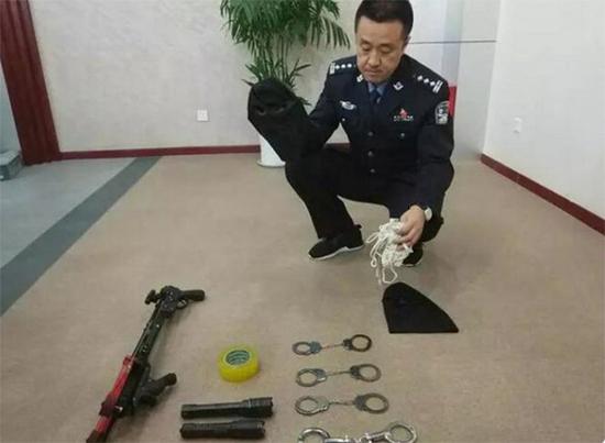 作案工具。 警方供图