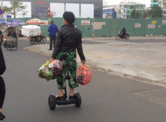 拉风！越南老太骑平衡车购物 双手拎袋一路疾驰