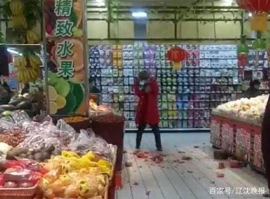 澎湃新闻:女子称吃超市西瓜不适 索赔不成摔数百斤西瓜(图)