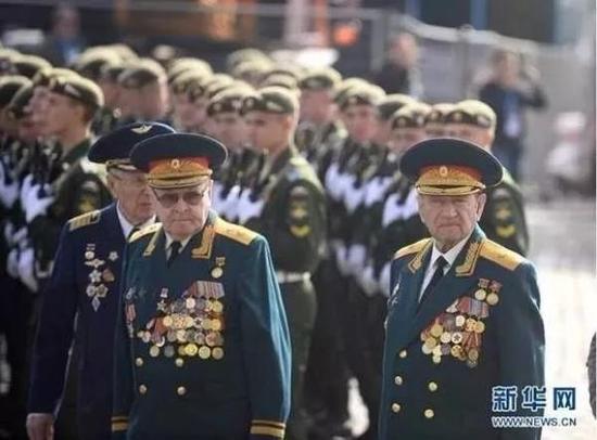 2015年5月9日,俄罗斯在莫斯科红场举行纪念卫国战争胜利70周年阅兵式,几名二战老战士等待入场接受检阅。新华社 资料图