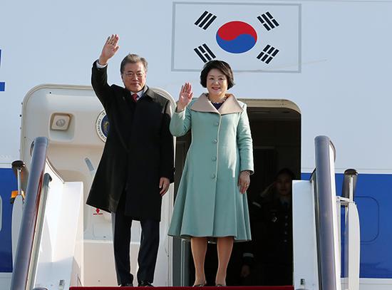 2017年12月13日,北京,韩国总统文在寅乘坐专机从首尔出发,抵达北京首都国际机场。 视觉中国 图