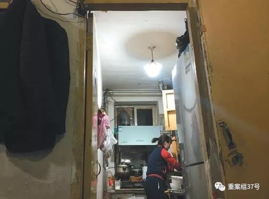▲11 月29 日，丰台区大红门海户屯北区一地下室，女子正在厨房做饭。 新京报记者 大路 摄