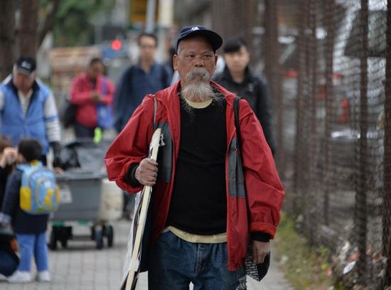 古思尧答辩时均称“我系故意侮辱国旗，我唔认罪”。（图源：星岛日报网）