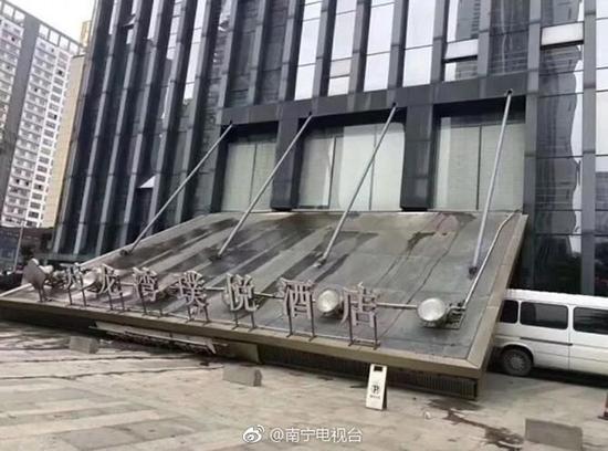 澎湃新闻:广西柳州一家酒店门头崩塌 汽车被砸中(图)