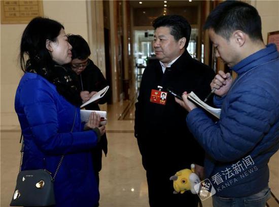 全国政协委员、浙江省教育厅副厅长韩平(右二)在接受媒体采访。摄/法制晚报·看法新闻 记者 黑克