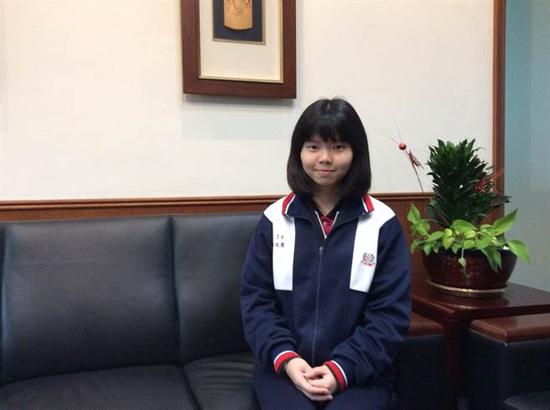 大甲高中高三生邱玟儒对教科书中谈及的一些内容很不赞成(图片来源:台湾《中时电子报》)