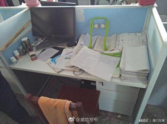 刘贺颖老师办公桌上摆着未完成的手写试卷。