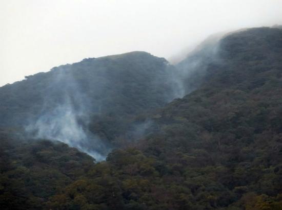 日前阳明山有居民目击,七星山东南麓小油坑相对位置的山麓,连日持续冒出白色气体迷漫山间。图为当地居民提供。