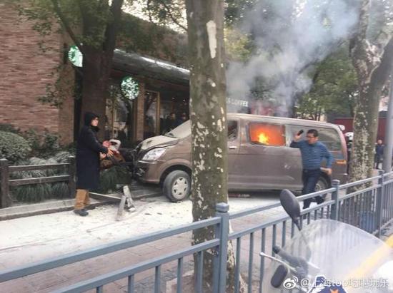 澎湃新闻:上海一辆拉煤气罐面包车着火冲上人行道 数人受伤
