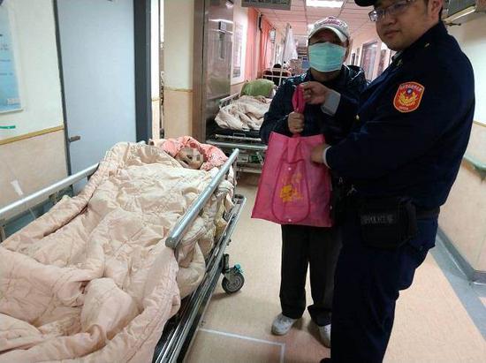 警察将慰问物资送给前来医院探望张老先生的友人(图片来源:“中时电子报”)