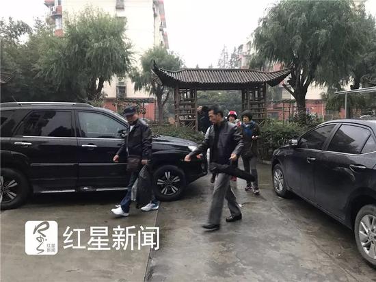 ▲11月29日早上6点多,受害人杨俪萍家属从家里出发去庭审现场。图片来源:红星新闻