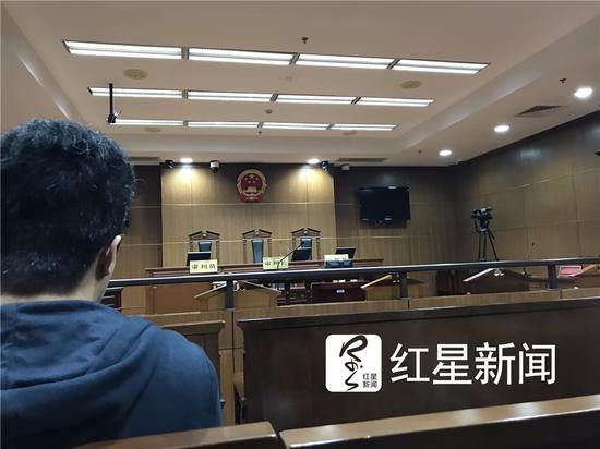 ▲朱晓东故意杀人案庭审现场。图片来源:红星新闻。