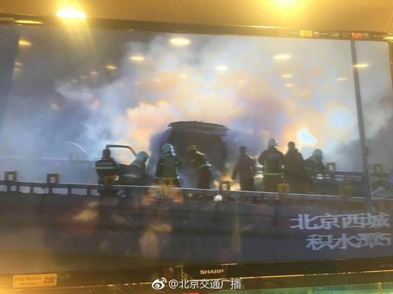 北京二环德外大街匝道桥发生事故 致交通断行