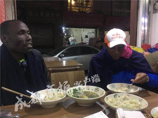 ������˹�ͻ�羿�һ�߳Է�һ�߸����߽�̸