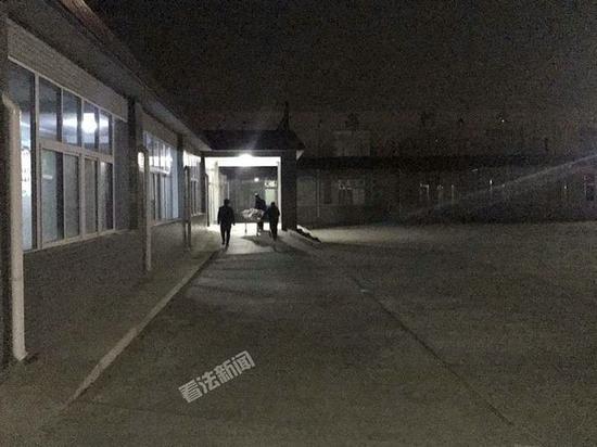 昨晚19时40分,赵勇父亲的尸体检验结束。摄/记者 黑克