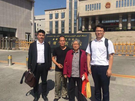 左起：周远案代理律师刘征、周远、母亲李碧贞、周远案代理律师王兴。受访者供图