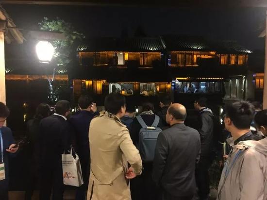 店外，许多人在围观这场饭局。