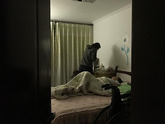赵勇的母亲卧床不起,他需要照顾她