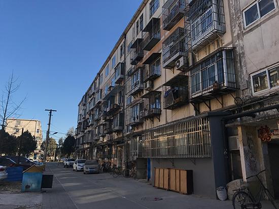 右边一层水泥外墙的房子是赵勇一家住了将近30年的家属房,为了支付医药费已经卖掉