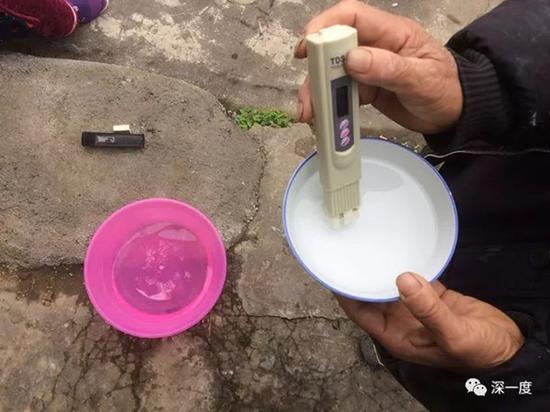 团结镇老王寨村，一些村民购买了水质检测笔。
